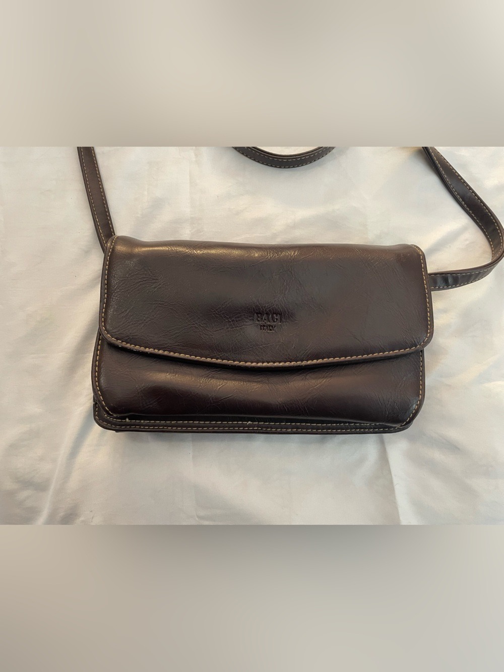 Classic Brown Leather Crossbody Bag - Timeless Everyday Style - Picture 2 of 7